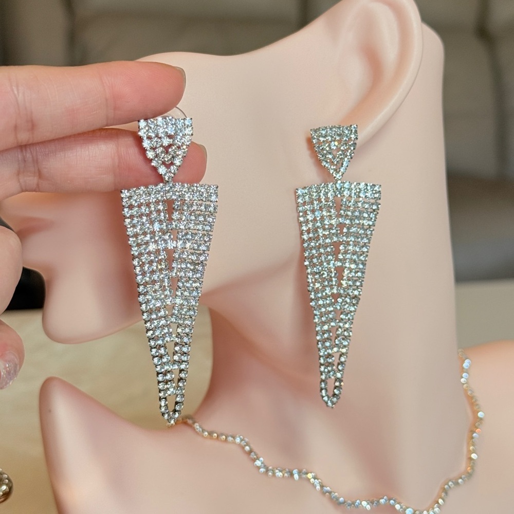 ⚜️ Luxury Silver Crystal Drop Earrings - Picture 7 of 9